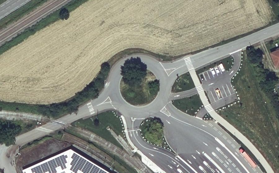 Vue aérienne du Rond-point anonyme n°37735857