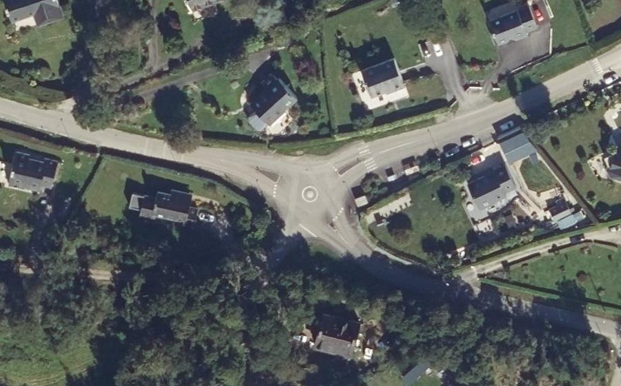Vue aérienne du Rond-point anonyme n°377372612