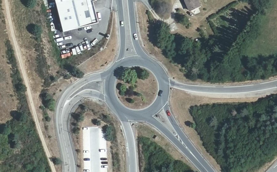 Vue aérienne du Rond-point anonyme n°37737814