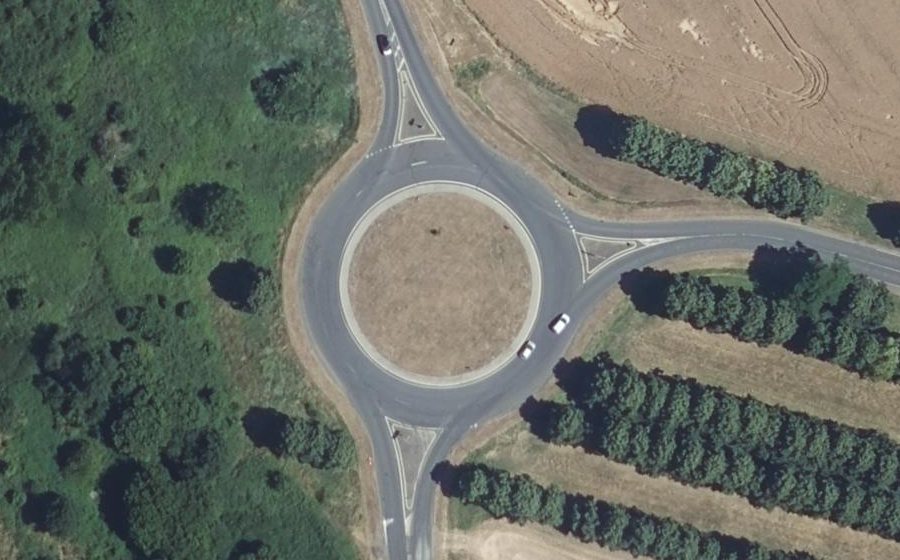 Vue aérienne du Rond-point anonyme n°37743423