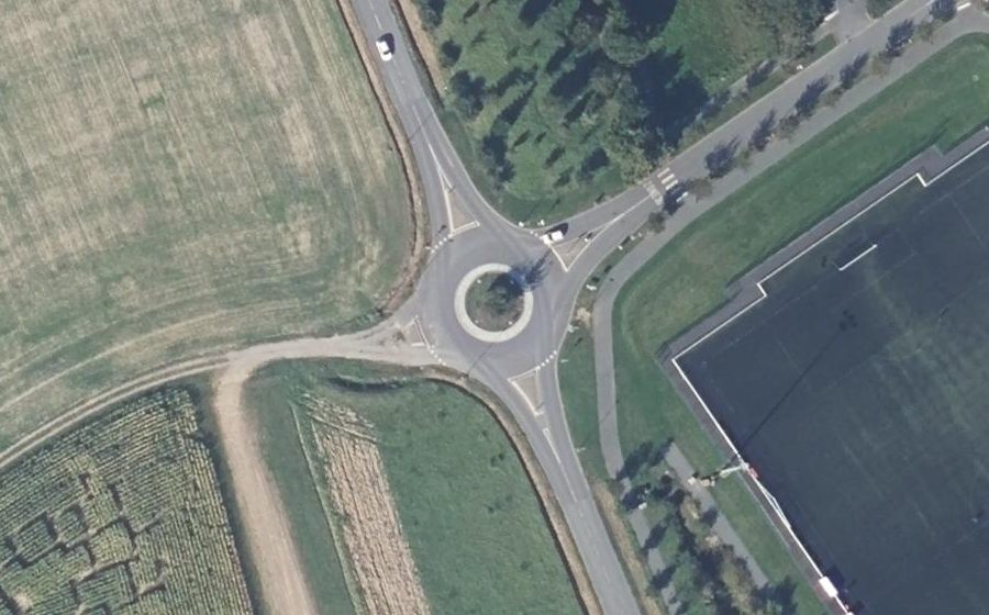 Vue aérienne du Rond-point anonyme n°377440759