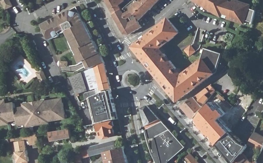 Vue aérienne du Rond-point anonyme n°37744353