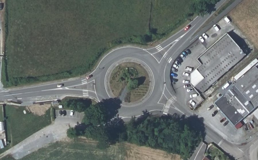 Vue aérienne du Rond-point anonyme n°37744575