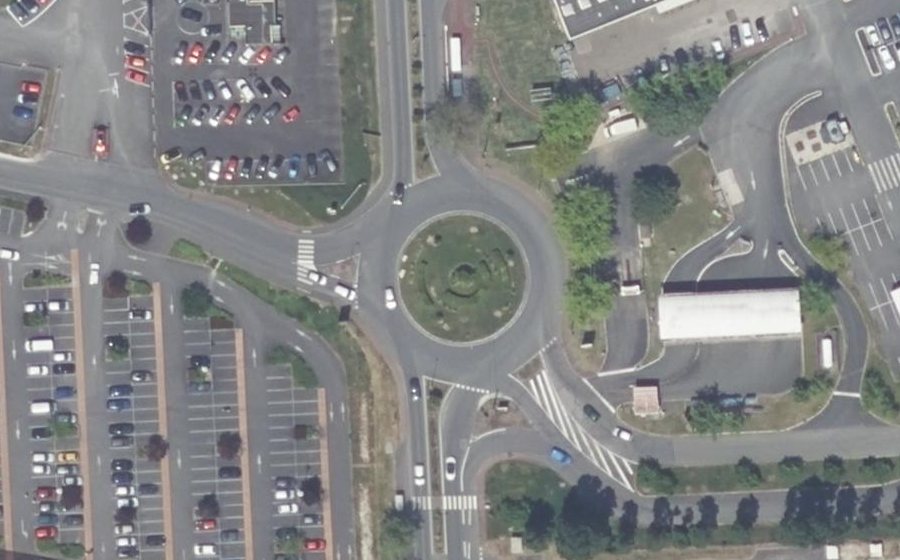 Vue aérienne du Rond-point anonyme n°37746508