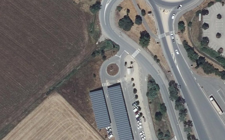 Vue aérienne du Rond-point anonyme n°377470345