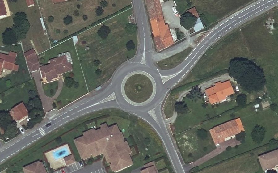 Vue aérienne du Rond-point anonyme n°37758037