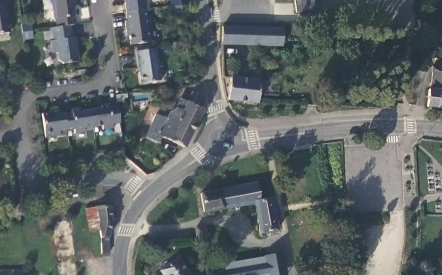 Vue aérienne du Rond-point anonyme n°377625798