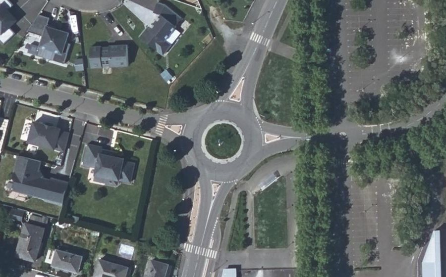 Vue aérienne du Rond-point anonyme n°37765045