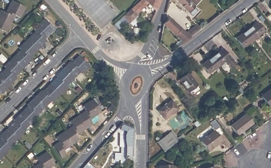 Vue aérienne du Rond-point anonyme n°37765531