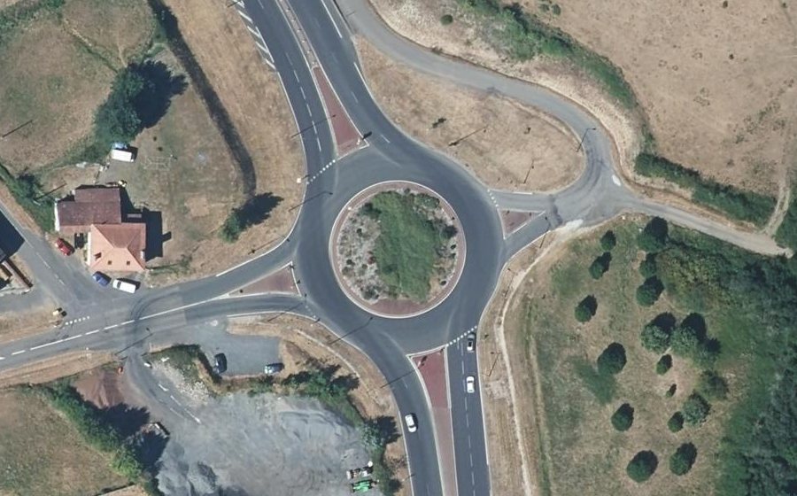 Vue aérienne du Rond-point anonyme n°37765779