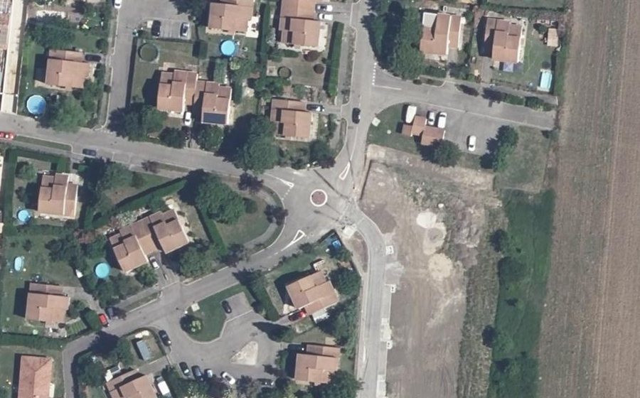 Vue aérienne du Rond-point anonyme n°37772281