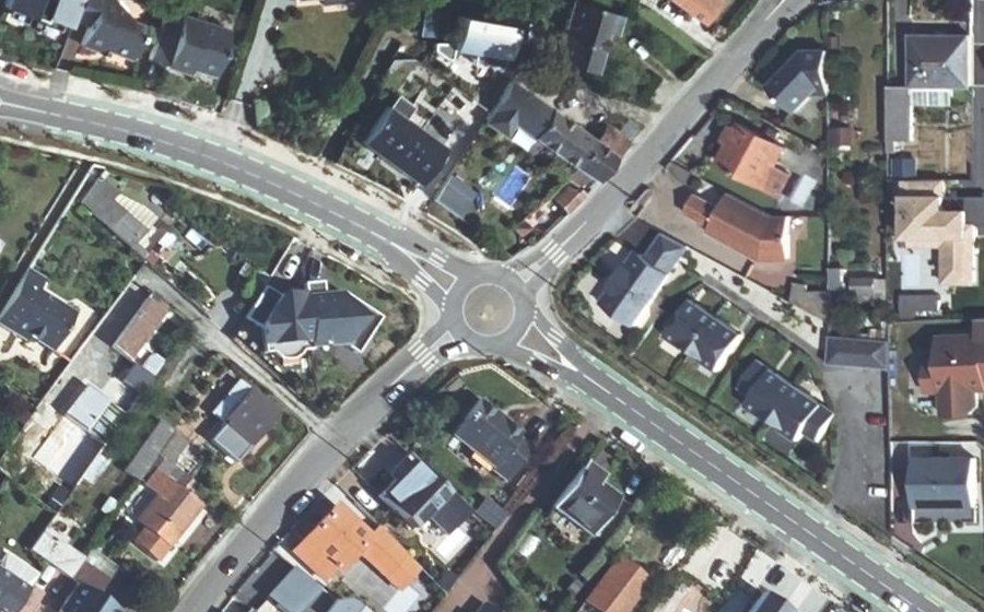 Vue aérienne du Rond-point anonyme n°377778965