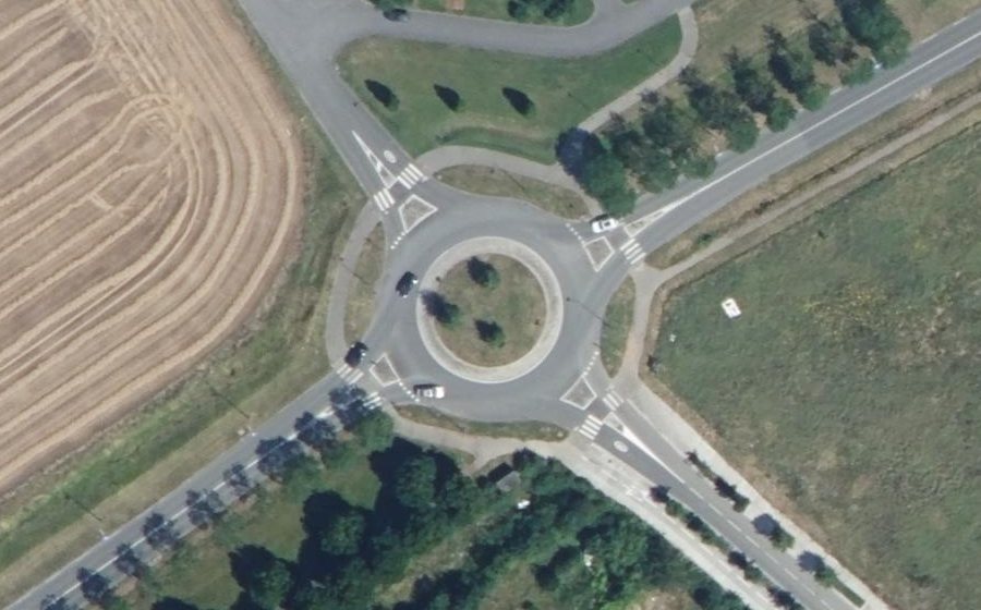 Vue aérienne du Rond-point anonyme n°377829516