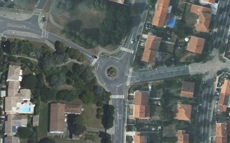 Vue aérienne du Rond-point anonyme n°37789198