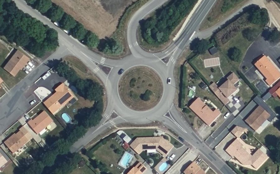 Vue aérienne du Rond-point anonyme n°37791029