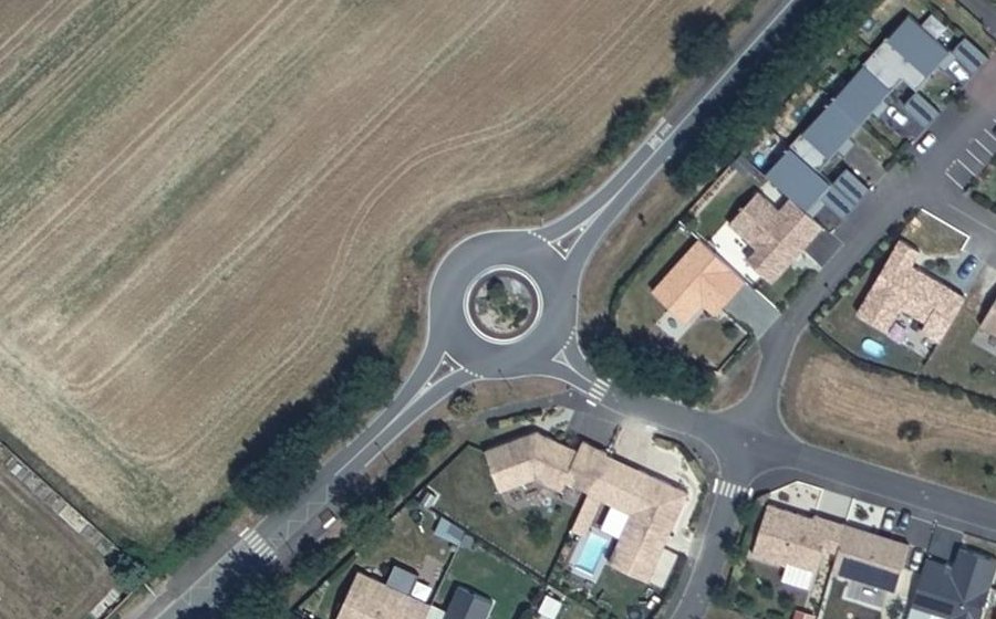 Vue aérienne du Rond-point anonyme n°377915614