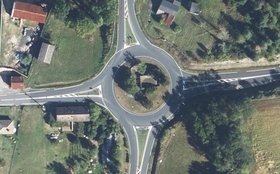 Vue aérienne du Rond-point anonyme n°37794661