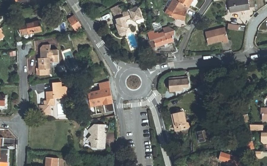Vue aérienne du Rond-point anonyme n°37795745