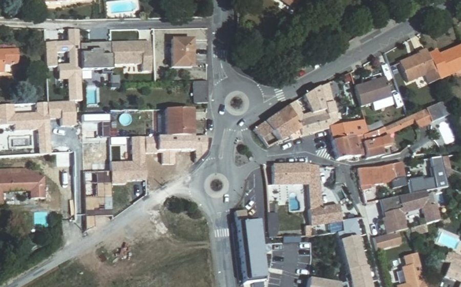 Vue aérienne du Rond-point anonyme n°37796846