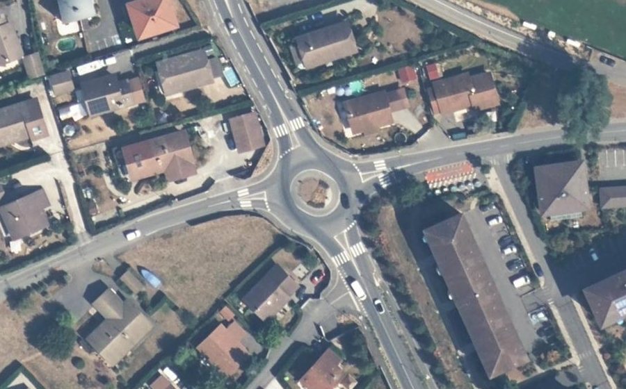 Vue aérienne du Rond-point anonyme n°377972835