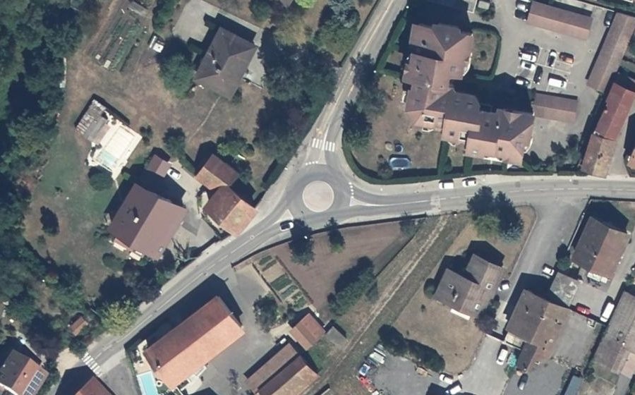 Vue aérienne du Rond-point anonyme n°377974526