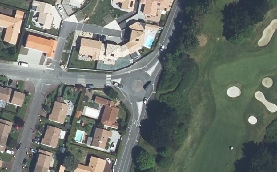 Vue aérienne du Rond-point anonyme n°37797813