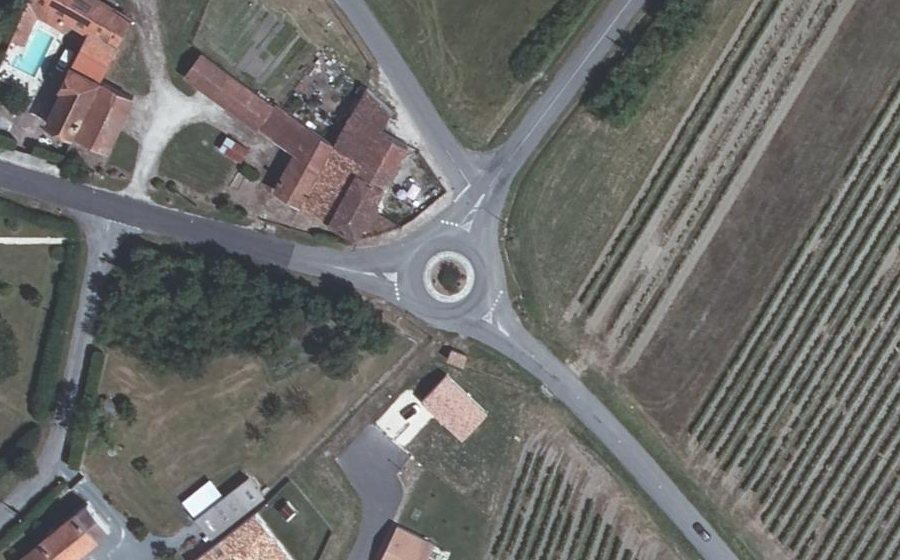 Vue aérienne du Rond-point anonyme n°377985857
