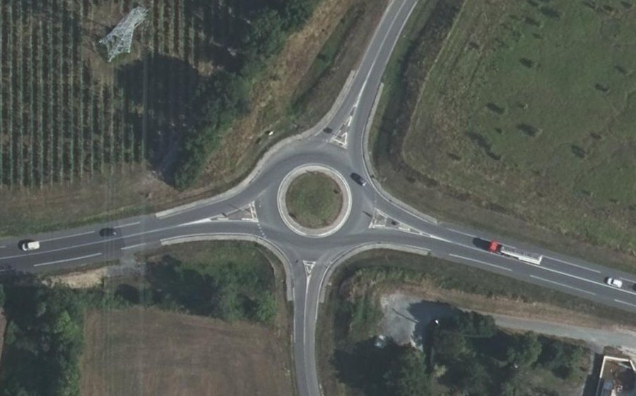 Vue aérienne du Rond-point anonyme n°377986397