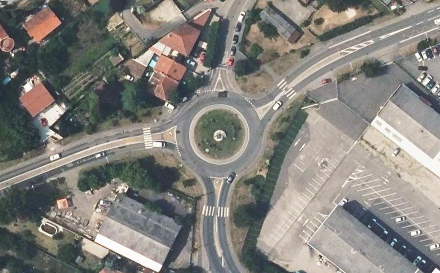Vue aérienne du Rond-point anonyme n°37802870