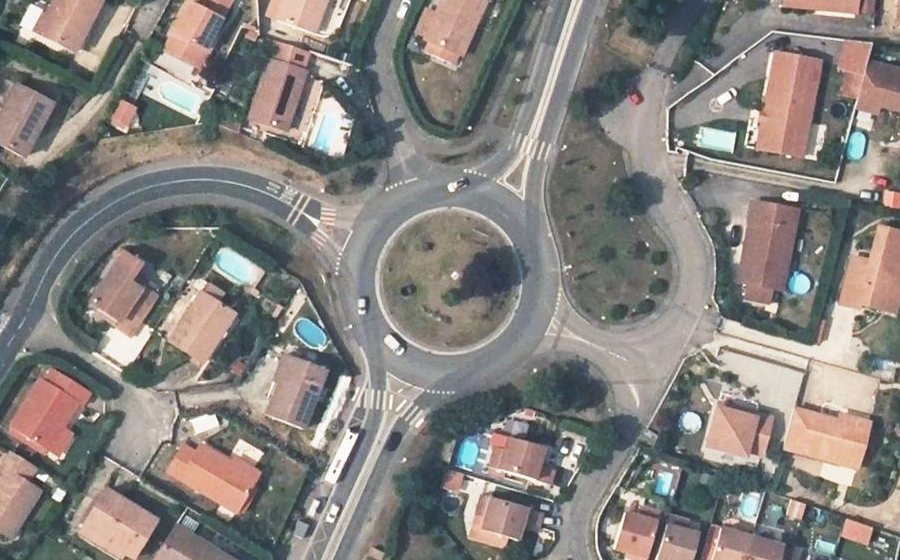 Vue aérienne du Rond-point anonyme n°37802976