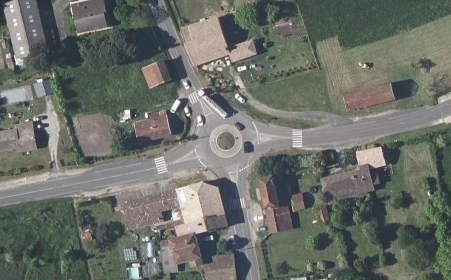 Vue aérienne du Rond-point anonyme n°37803091