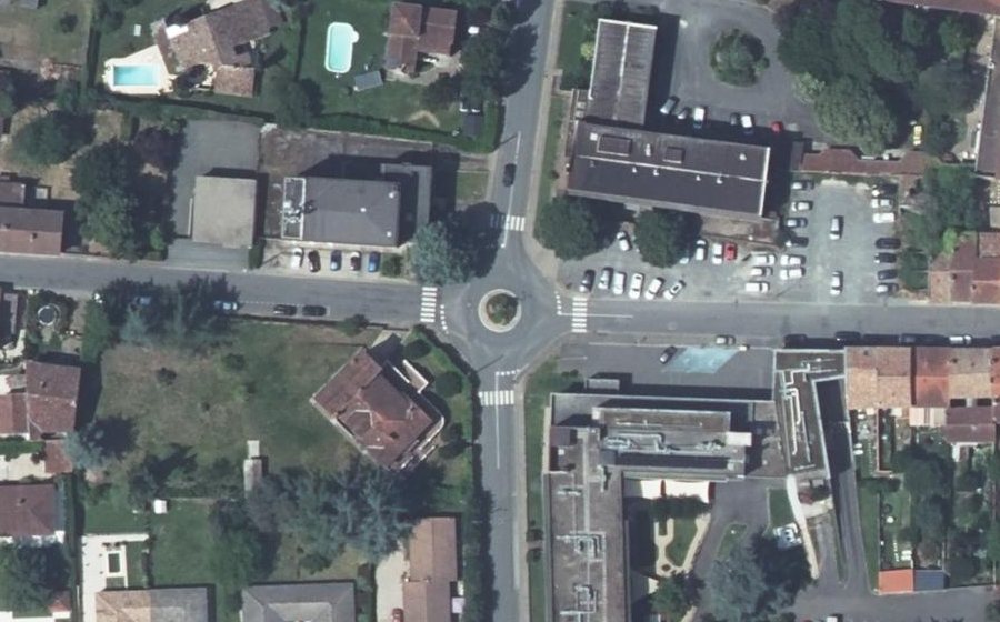Vue aérienne du Rond-point anonyme n°37803214