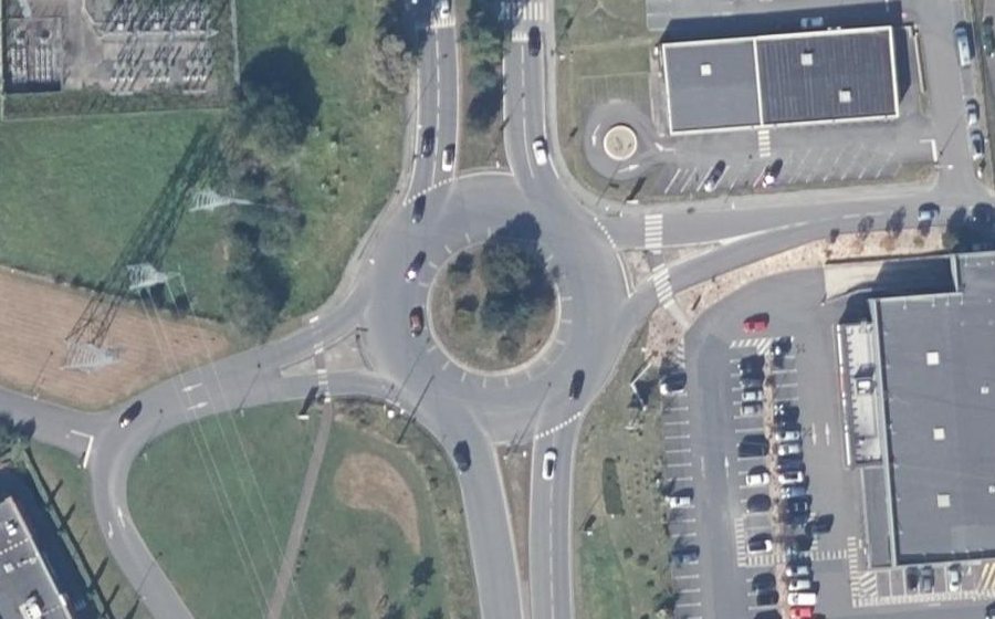 Vue aérienne du Rond-point anonyme n°37804641