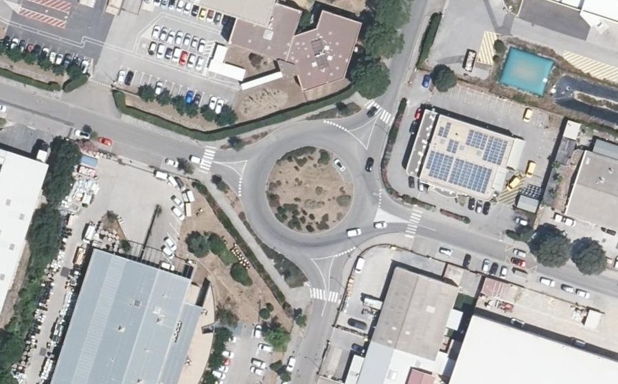 Vue aérienne du Rond-point anonyme n°378057531