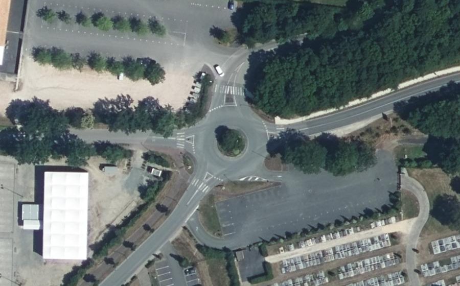 Vue aérienne du Rond-point anonyme n°37808149
