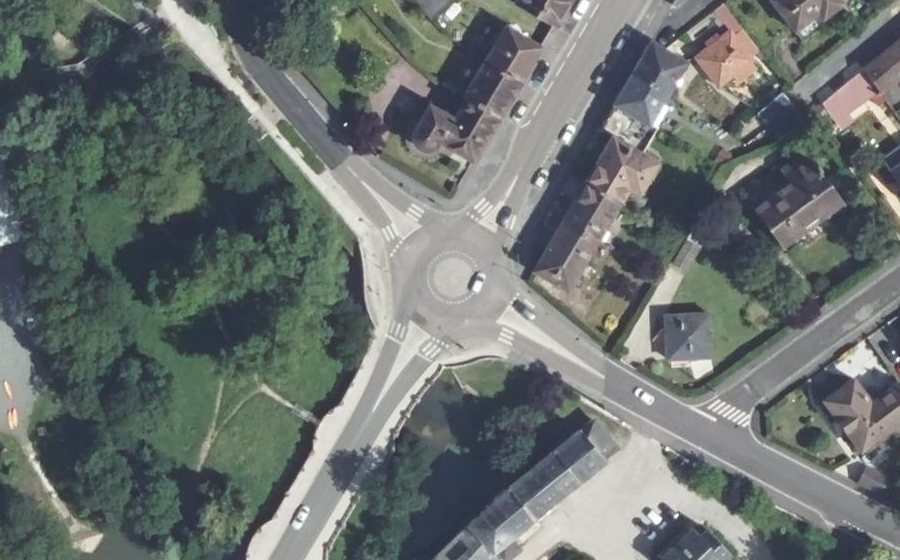 Vue aérienne du Rond-point anonyme n°37809734