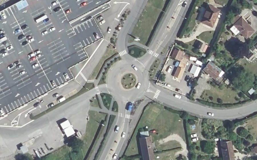 Vue aérienne du Rond-point anonyme n°37812312