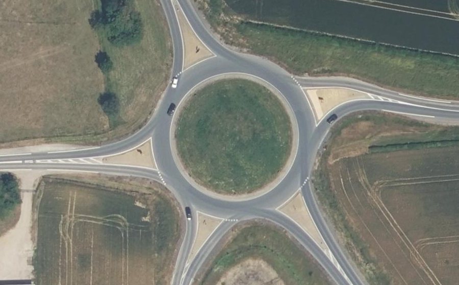Vue aérienne du Rond-point anonyme n°37812319