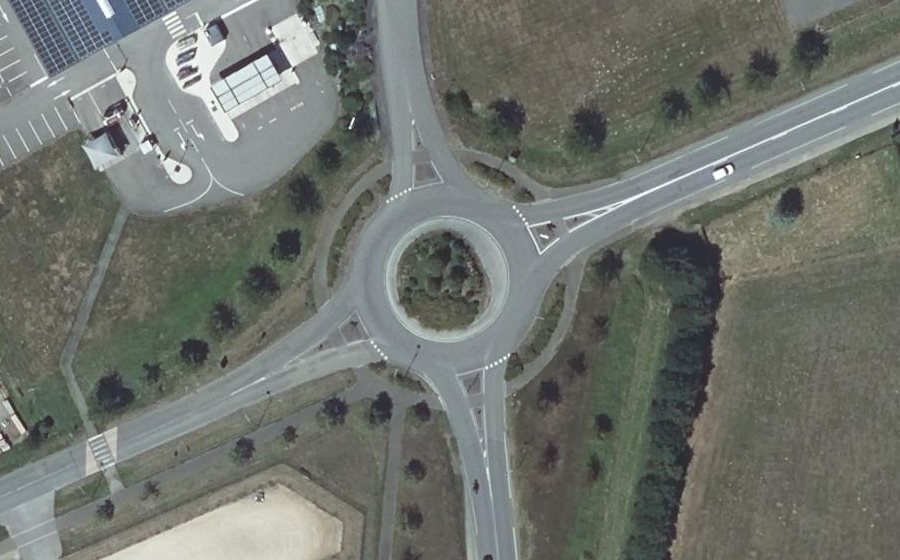 Vue aérienne du Rond-point anonyme n°37813702