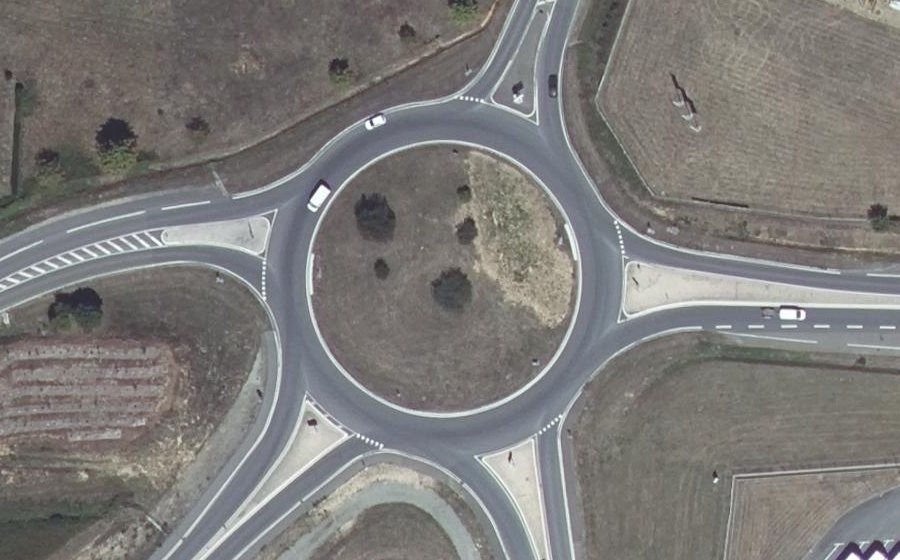 Vue aérienne du Rond-point anonyme n°37813705