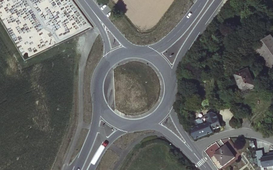 Vue aérienne du Rond-point anonyme n°37813713