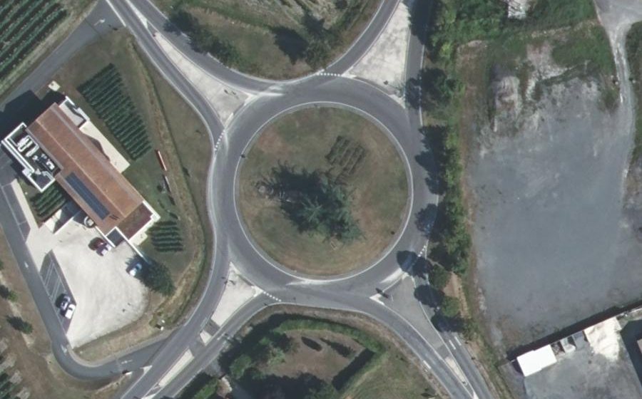 Vue aérienne du Rond-point anonyme n°37825504