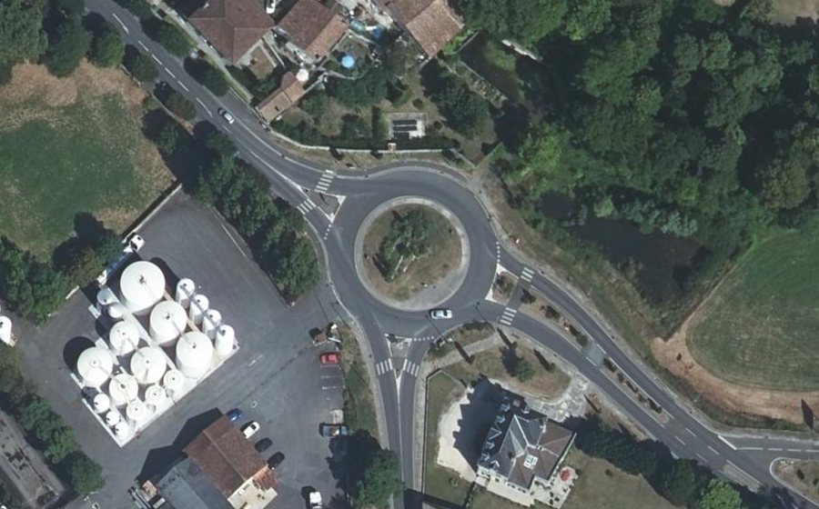 Vue aérienne du Rond-point anonyme n°37825731