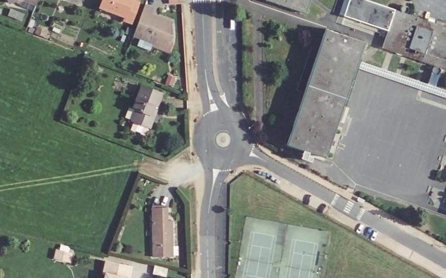 Vue aérienne du Rond-point anonyme n°37825977