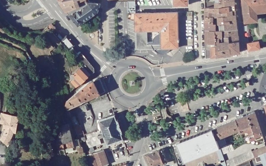 Vue aérienne du Rond-point anonyme n°37830239