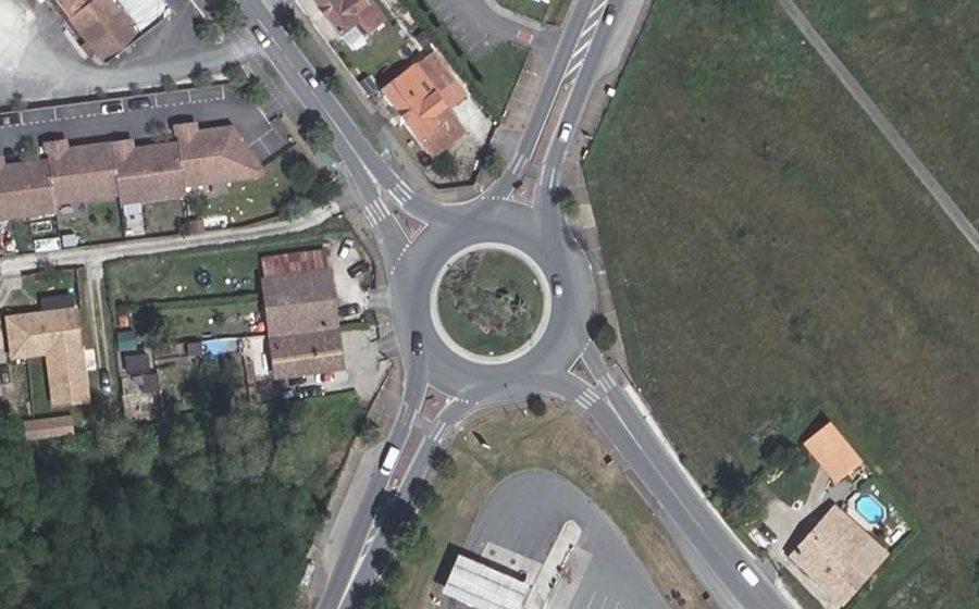 Vue aérienne du Rond-point anonyme n°37830910