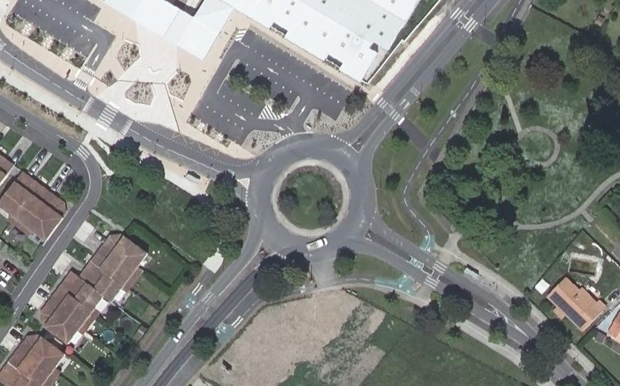 Vue aérienne du Rond-point anonyme n°37830924