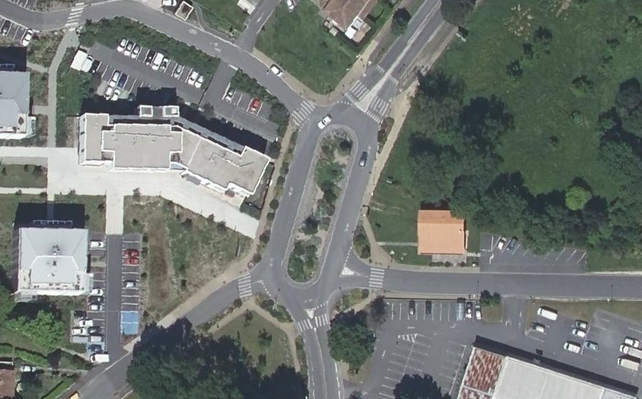 Vue aérienne du Rond-point anonyme n°37830925