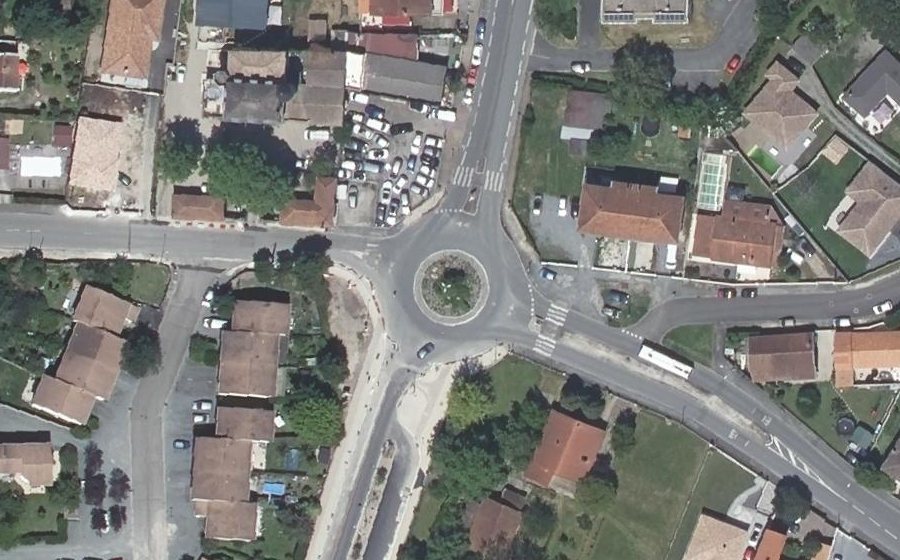 Vue aérienne du Rond-point anonyme n°37830926
