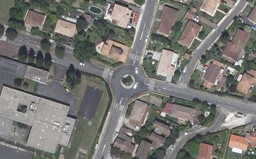 Vue aérienne du Rond-point anonyme n°37830941